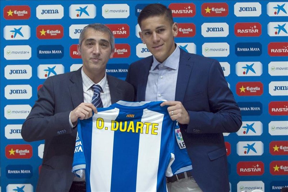 Óscar Duarte junto a Ramón Robert en su presentación como jugador del Espanyol. EFE