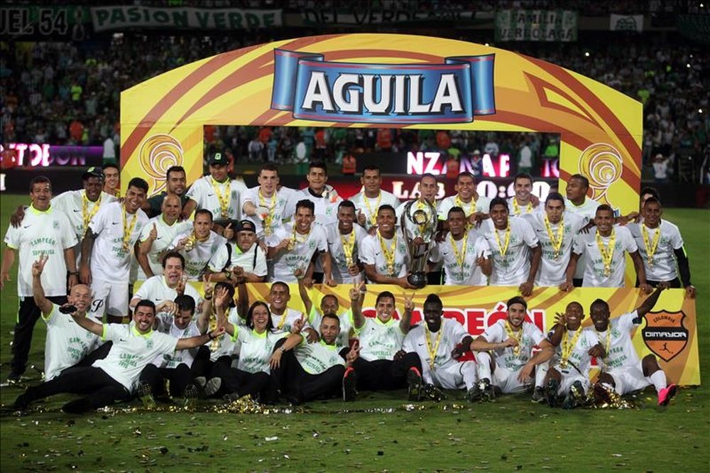Jugadores de Atlético Nacional celebran el título de la Superliga hoy, miércoles 27 de enero de 2016, tras derrotar el Deportivo Cali en el estadio Atanasio Girardot en Medellín (Colombia). EFE