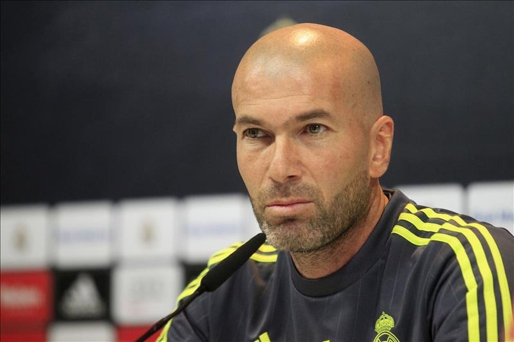 Zinedine Zidane cree que su equipo aún aspira a ser campeón de Liga, aunque esté difícil. EFE
