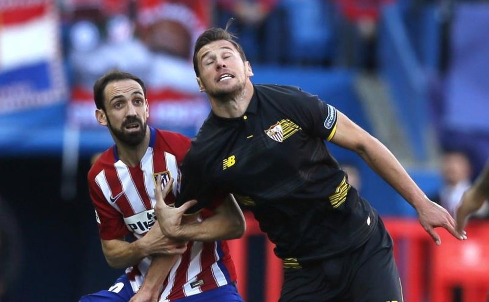 A picture of Atletico's and Sevilla's last game. EFE