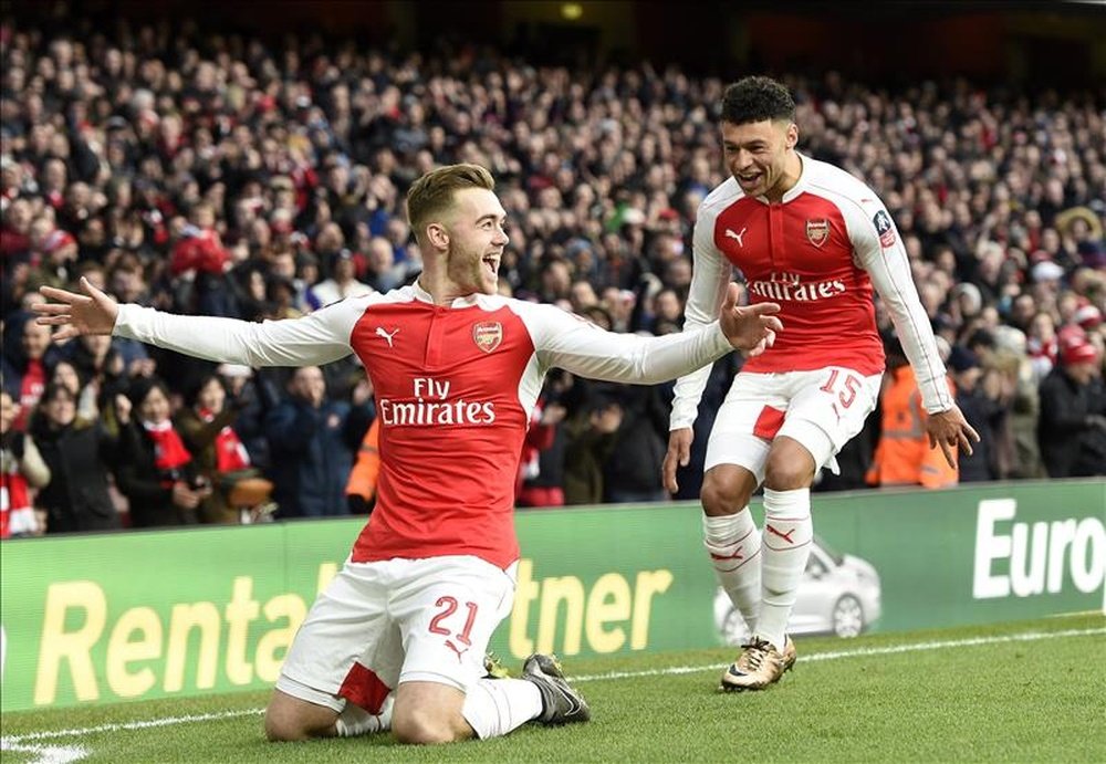 Chambers (L) celebrates scoring for Arsenal. EFE