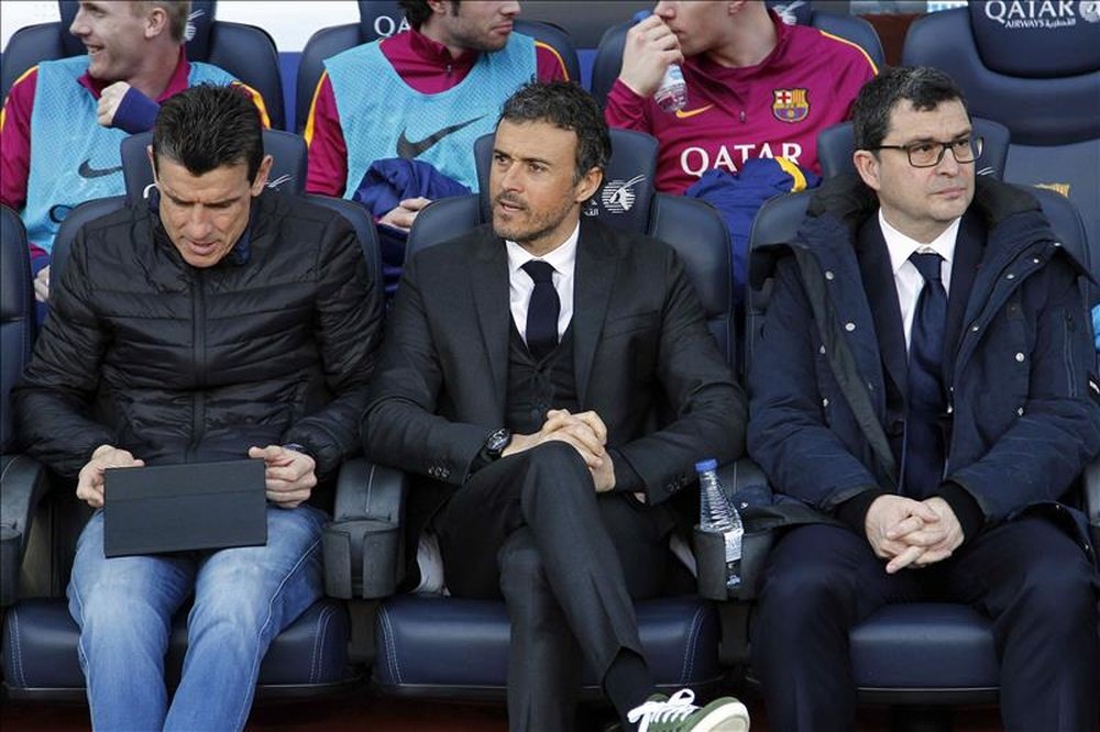 El entrenador del Barcelona Luis Enrique Martínez (c) y su ayudante Juan Carlos Unzué (i) siguen desde el banquillo el partido ante el Atlético de Madrid, correspondiente a la vigésima segunda jornada de liga disputado en el Camp Nou de Barcelona. EFE