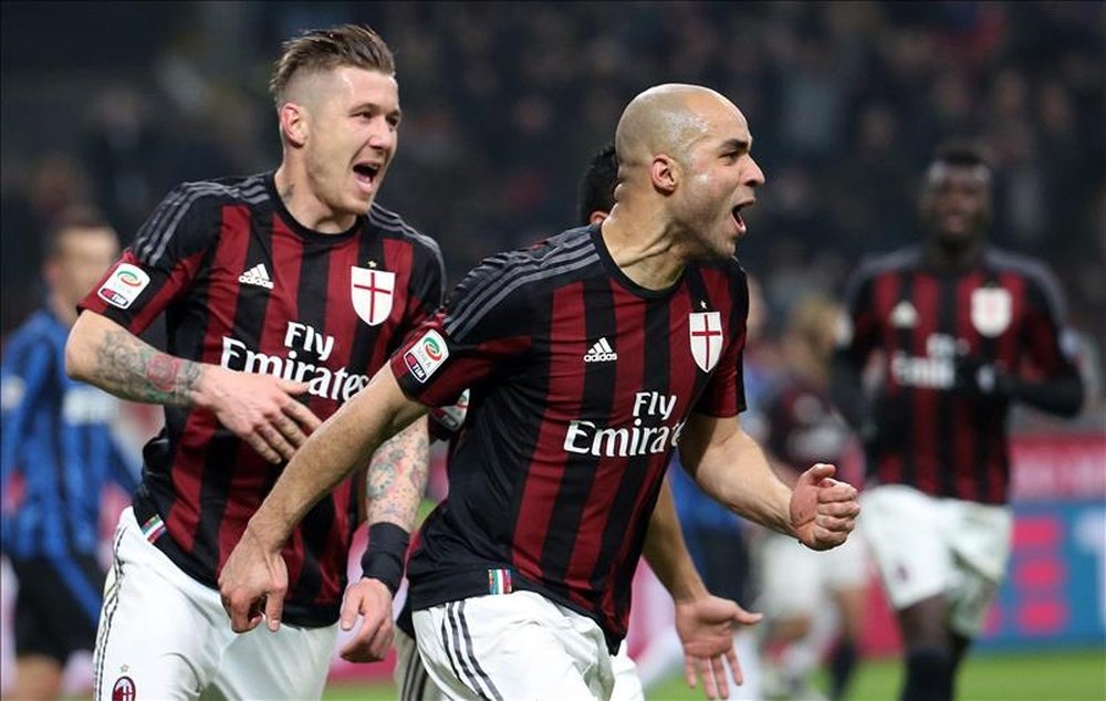 El jugador del Milan Alex (c) celebra con sus compañeros el 1-0 durante el partido de la Serie A que han jugado Ac Milan y Fc Internazionale en el Giuseppe Meazza de Milan, Italia. EFE/EPA