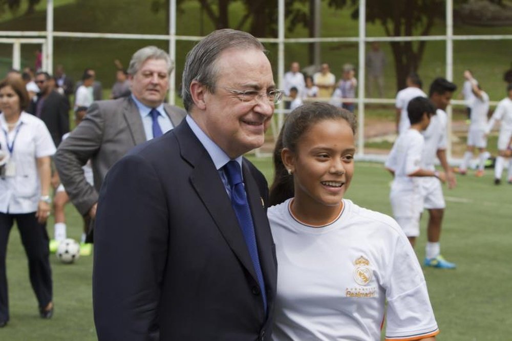 El presidente del Real Madrid, Florentino Pérez, posa junto una joven de los cerca de 300 beneficiarios de una escuela socio-deportiva del equipo español ubicada en Ciudad de Panamá, que ya cuenta con tres escuelas socio-deportivas gracias a un convenio de colaboración entre la Fundación Real Madrid y el Gobierno panameño. EFE/Archivo