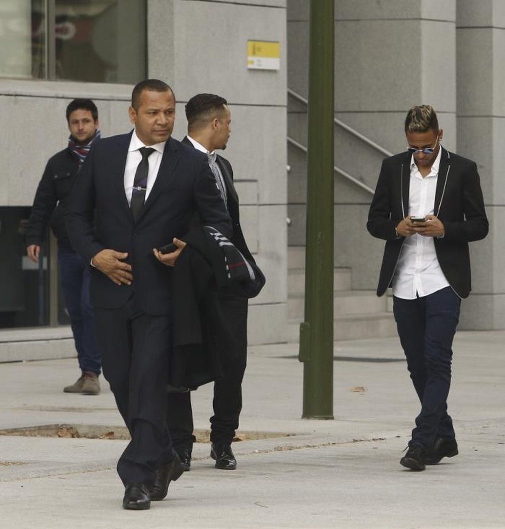 El padre de Neymar saldrá beneficiado del pase de su hijo. EFE/Archivo