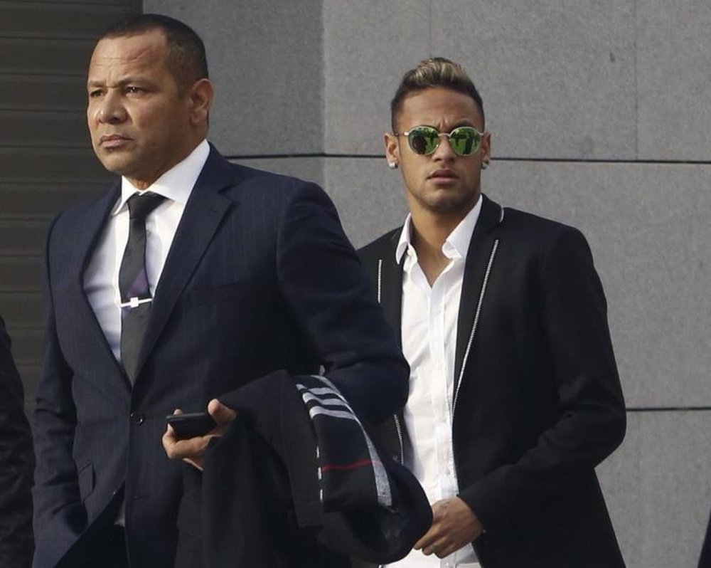 Los ultras también se acordaron del padre de Neymar. EFE