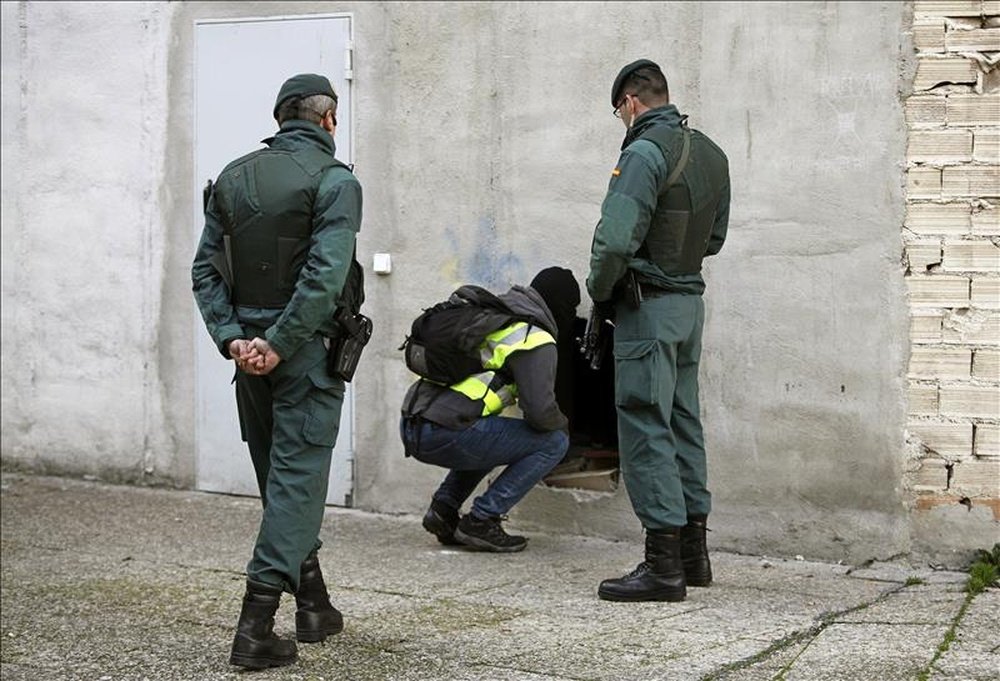 Agentes de las Fuerzas y Cuerpos de Seguridad del Estado durante el registro efectuado en la sede de la peña Indar Gorri de Osasuna en una operación relacionada con la violencia en el fútbol. EFE