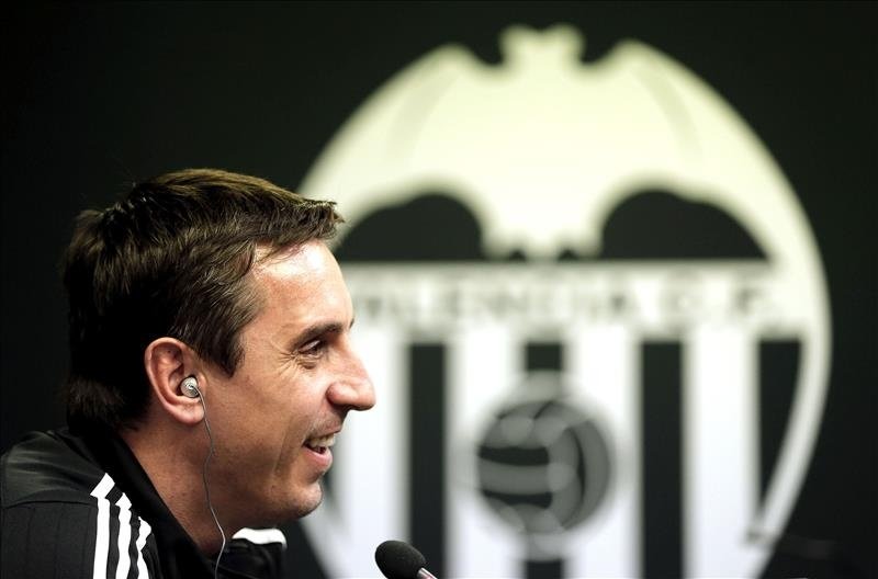 Neville, contra las cuerdas