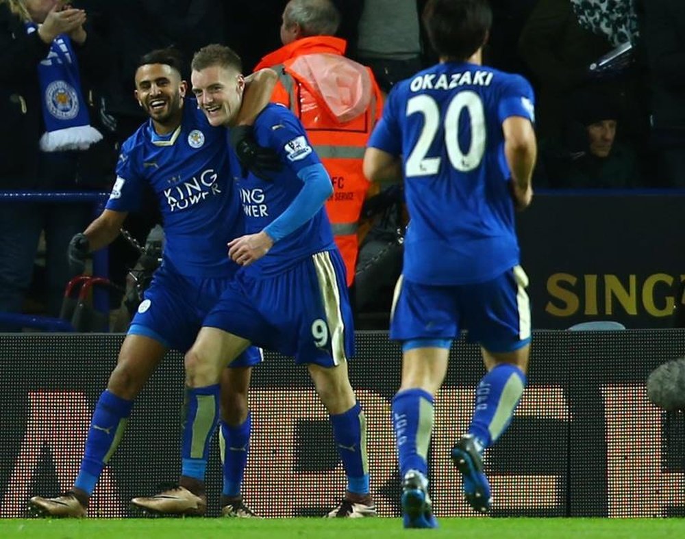 Jamie Vardy (c) de Leicester City celebra su gol ante Liverpool durante un partido de la Liga Premier inglesa en el estadio The King Power de Leicester (Reino Unido). EFE
