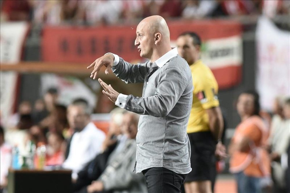 El ex técnico de Independiente del Valle no ha estado prácticamente tiempo sin equipo. EFE
