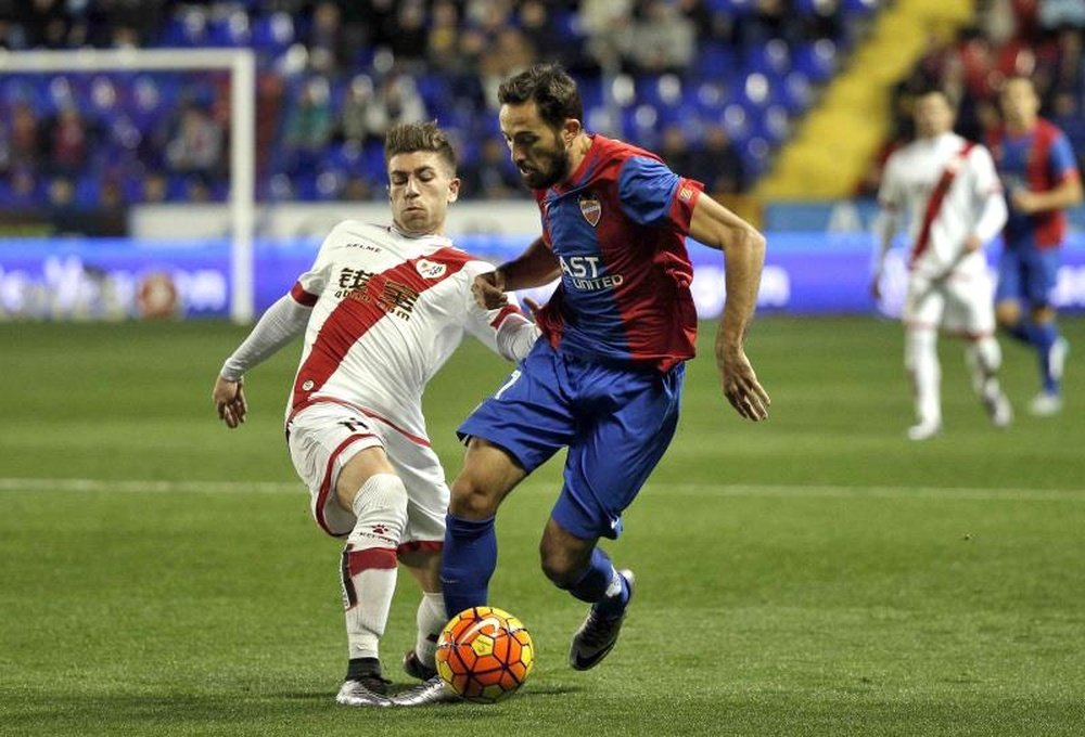 El centrocampista del Levante UD, José Luis Morales (d), disputa un balón con el jugador del Rayo Vallecano, Adrián Embarba. EFE/Archivo