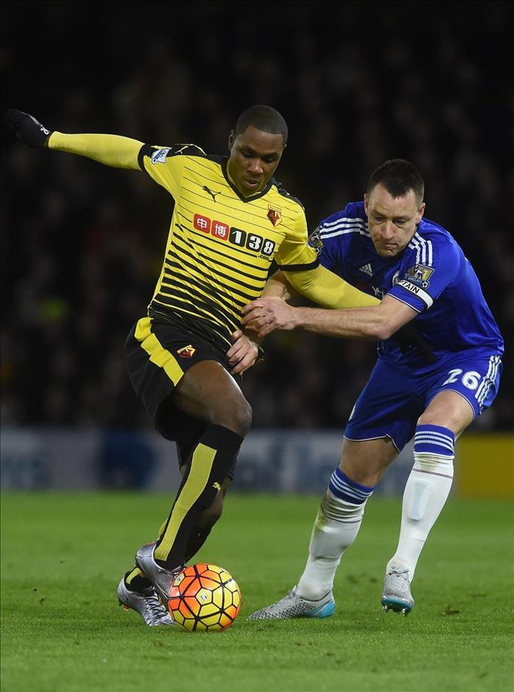 Terry pelea con Ighalo en un momento del partido entre Watford y Chelsea, que terminó a cero. EFE
