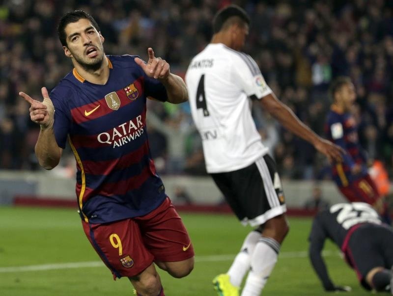 El delantero del FC Barcelona Luis Suárez celebra el primer gol para su equipo durante el partido de ida de las semifinales de la Copa del Rey ante el Valencia, que se disputó en el Camp Nou de Barcelona. EFE