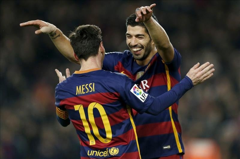 Los jugadores FC Barcelona, el uruguayo Luis Suárez (d) y el argentino Leo Messi, celebran el séptimo gol del equipo blaugrana, durante el encuentro correspondiente a la ida de las semifinales de la Copa del Rey, que han disputado  frente al Valencia en el estadio Camp Nou de Barcelona. EFE