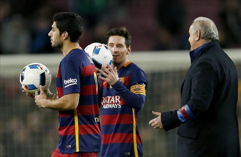 ¿Quién se llevó el balón, Messi o Suárez?