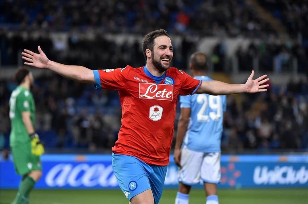 El jugador de Nápoles, el argentino Gonzalo Higuaín, celebra un gol ante la Lazio durante el juego de la Serie A italiana que se disputa en el estadio Olímpico de Roma, Italia. EFE