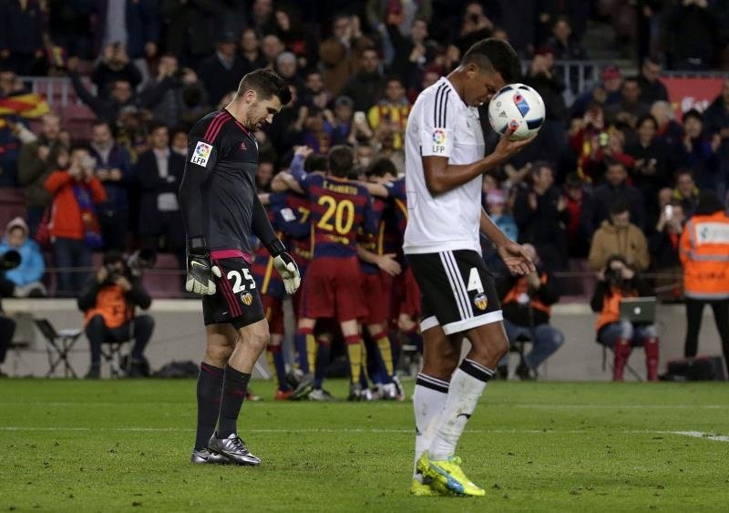 La prensa deportiva fulmina al Valencia y elogia el juego del Barcelona