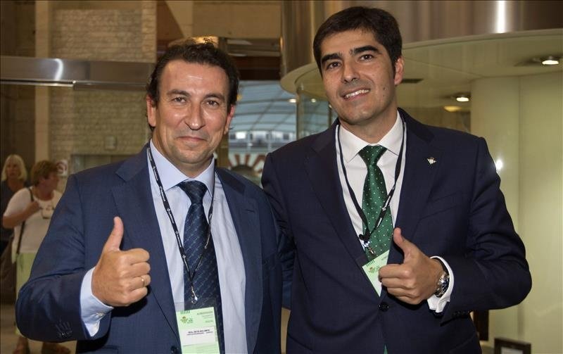 Jose Miguel Catalan (i) y Angel Haro (d), a su llegada a una Junta General Extraordinaria del Betis en Sevilla. EFE/Archivo