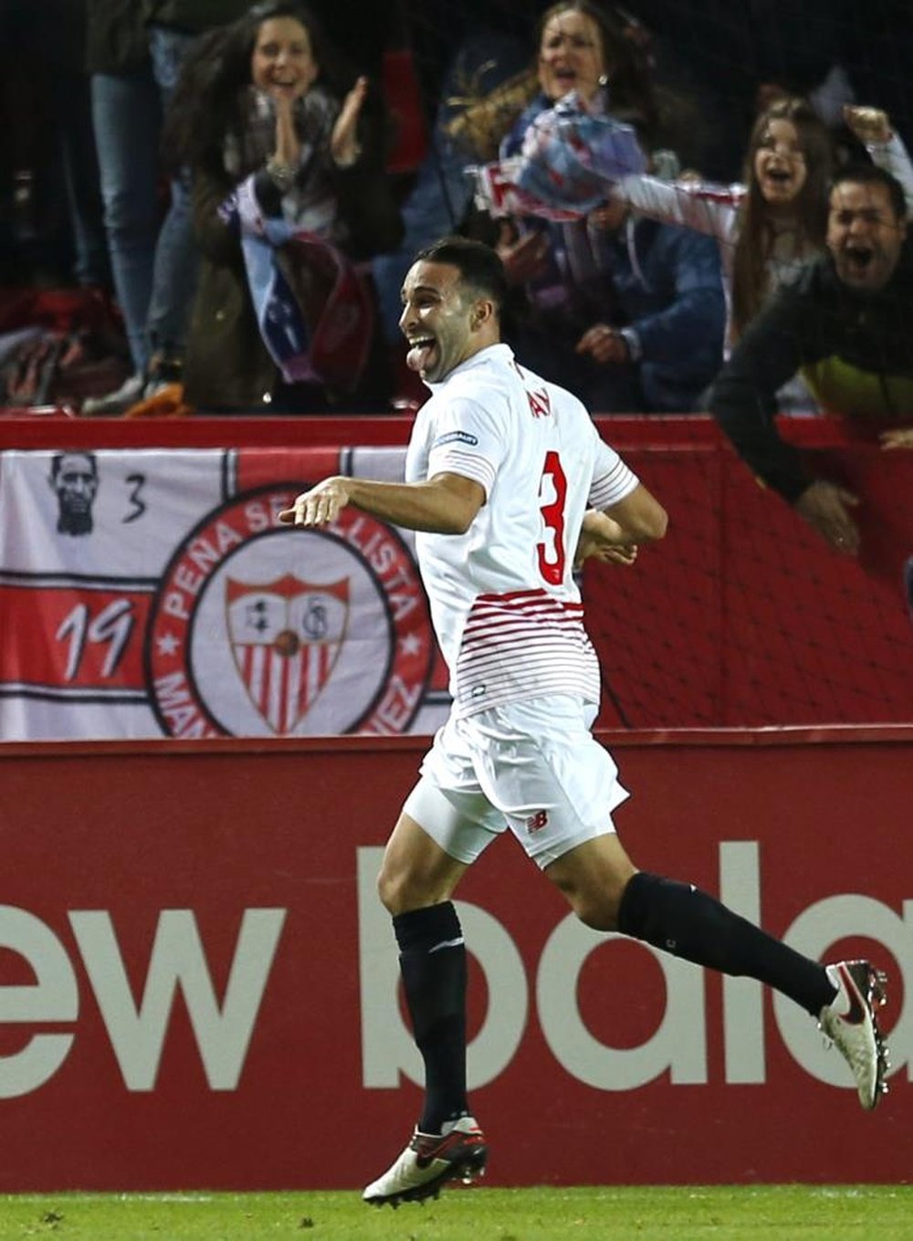 El defensa francés del Sevilla FC Adil Rami celebra su gol, primero del equipo frente al Celta de Vigo, durante el partido de ida de las semifinales de la Copa del Rey en el estadio Ramón Sánchez Pizjuán, en Sevilla. EFE