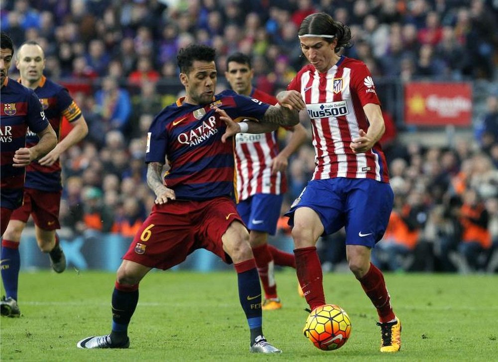 Le défenseur du Barça lutte un ballon avec Filipe Luis, défenseur de l'Atlético de Madrid. AFP