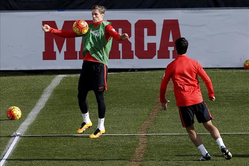 Los jugadores del Atlético de Madrid Fernando Torres (i) y Óliver Torres durante el entrenamiento realizado hoy en el Cerro del Espino, en Majadahonda, para preparar el partido de la vigésima tercera jornada de Liga de Primera División que el conjunto rojiblanco disputa contra el Eibar mañana en el estadio Vicente Calderón. EFE