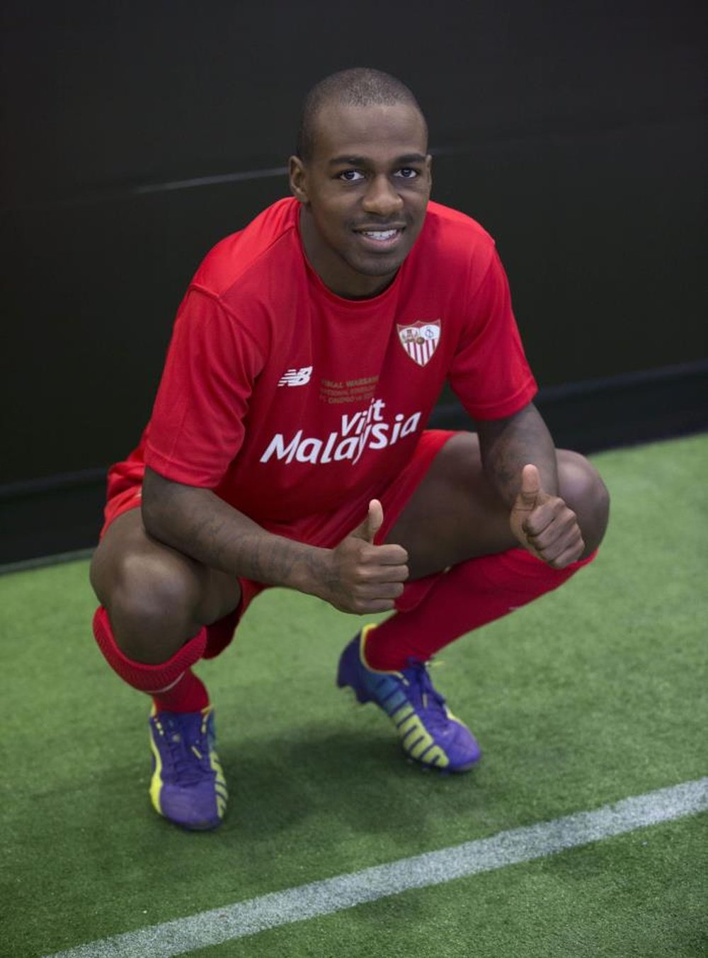 El delantero francés Gaël Kakuta, traspasado hoy por el Sevilla al Hebei Fortune chino, en una fotografia del 19 de junio de 2015, cuando fue presentado como jugador del Sevilla FC, tras ser traspasado por el Chelsea. EFE/Archivo