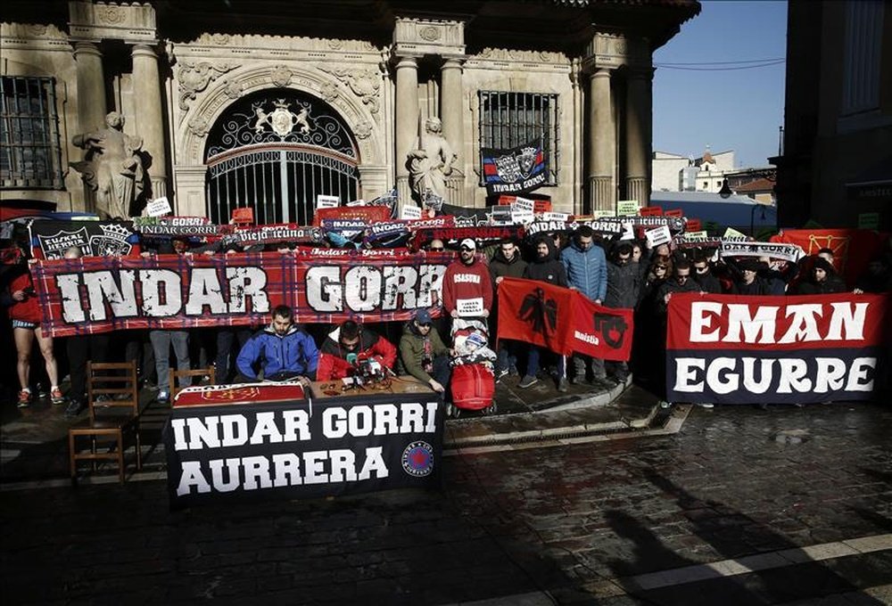 El grupo de aficionados de Osasuna Indar Gorri, con 18 de sus integrantes detenidos esta semana por supuesta participación en peleas violentas con otras aficiones radicales, ha anunciado hoy que no animará mañana en El Sadar en el partido contra el Almería y que se concentrará a las puertas del estadio. EFE