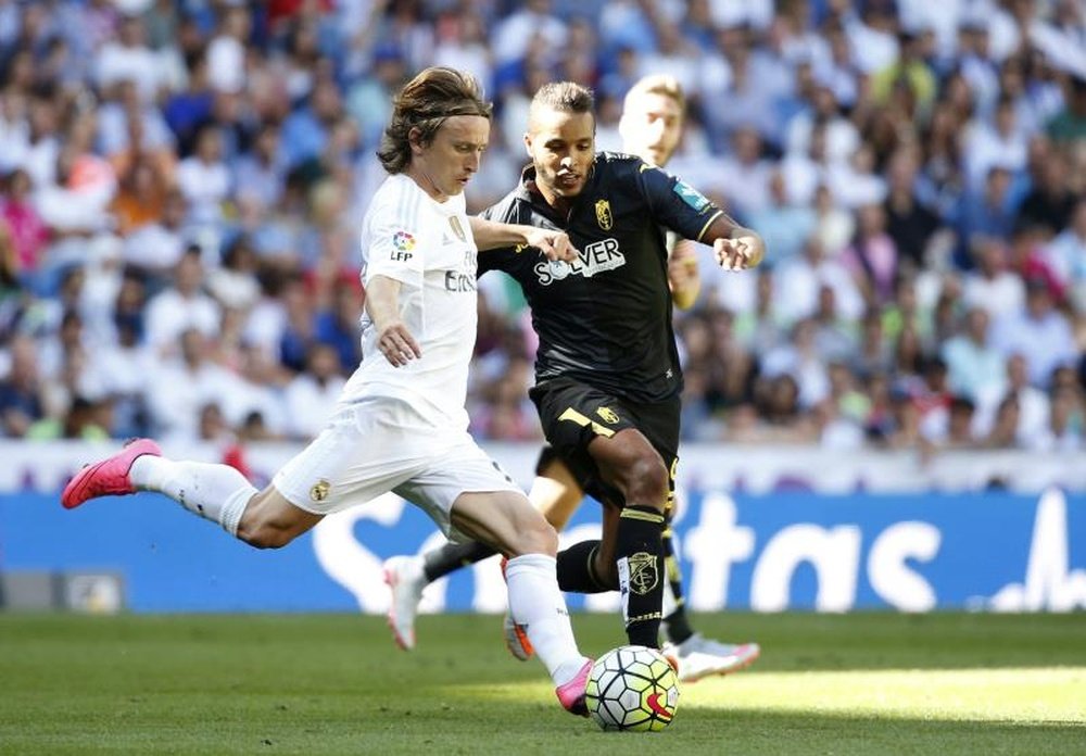 El centrocampista croata del Real Madrid Luka Modric (i) y el delantero marroquí del Granada Youssef El-Arabi, luchan por el balón durante un partido de la cuarta jornada de la Liga de Primera División. EFE/Archivo