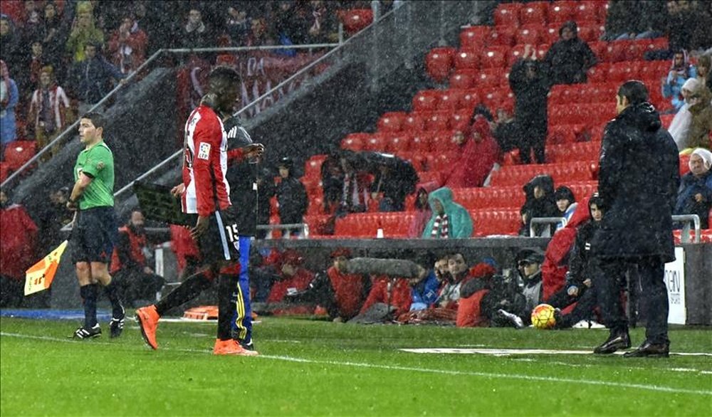 El jugador del Athletic Club Iñaki Williams (2-i) abandona el terreno de juego tras ser expulsado durante el partido de Liga en Primera División ante el Villarreal, disputado en el estadio de San Mamés, en Bilbao. EFE