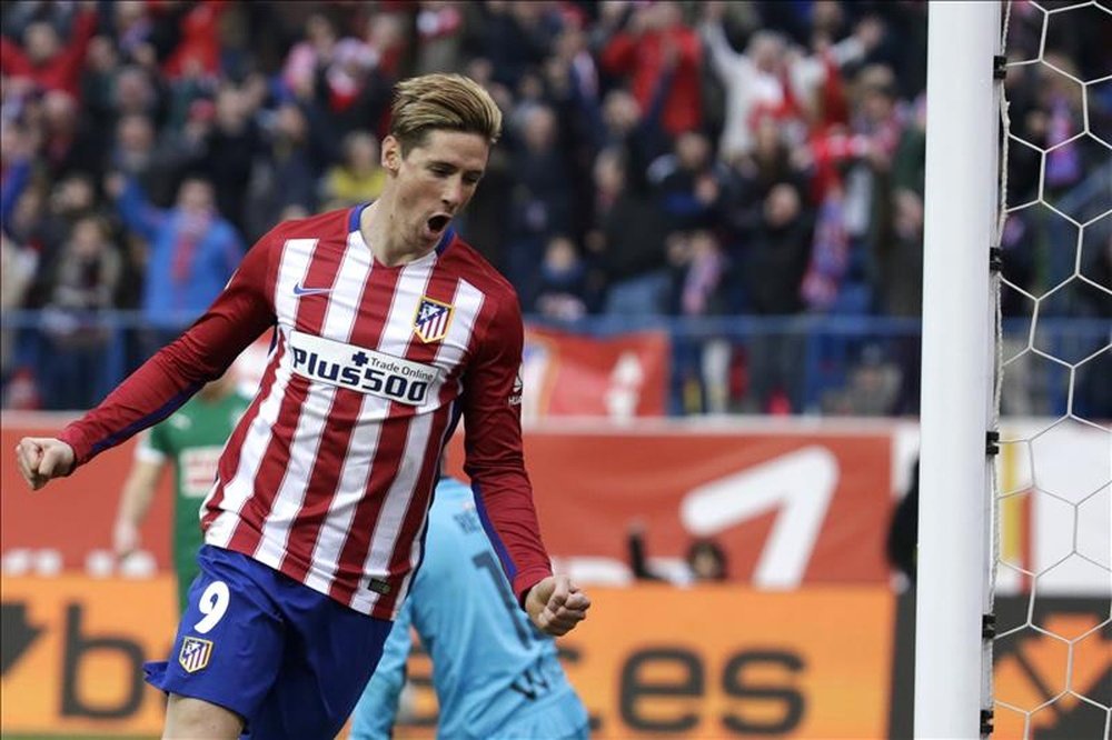 El delantero del Atlético de Madrid Fernando Torres celebra el gol marcado ante el Eibar, el tercero del equipo, durante el partido de la vigésimo tercera jornada de Liga que disputaron en el estadio Vicente Calderón de Madrid. EFE