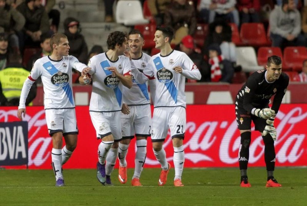 Los jugadores del Deportivo de la Coruña celebran el gol de Luis Alberto (2d) ante el Sporting de Gijón durante el partido de la jornada 23 de la Liga en Primera División en el estadio de El Molinón, en Gijón. EFE