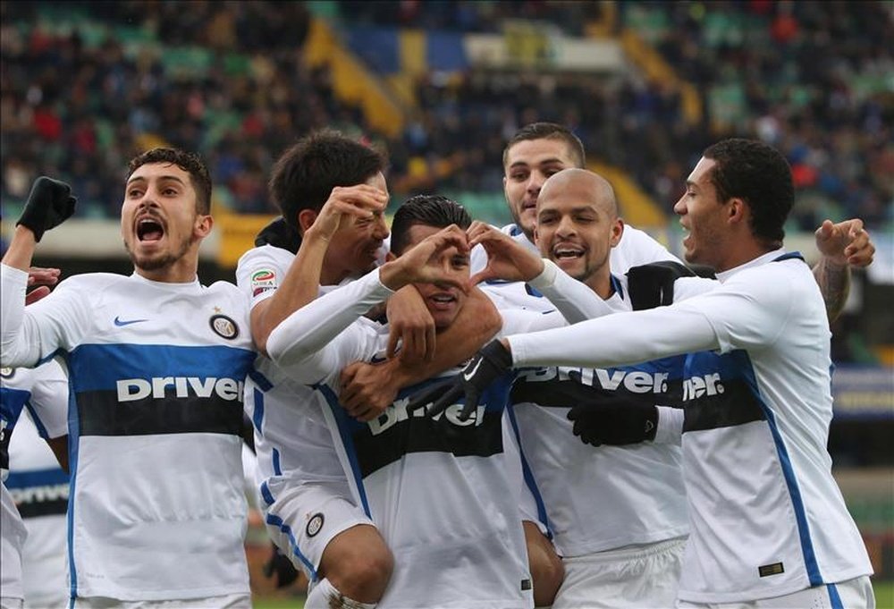Los jugadores del Inter festejan un gol marcado hoy ante el Verona. EFE