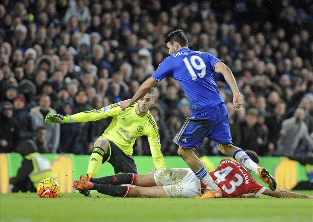El delantero del Chelsea Diego Costa (19) recorta al portero del Manchester United David de Gea (I) durante el partido de la Premier League que han jugado Chelsea y Manchester United en Londres, Reino Unido EFE/EPA