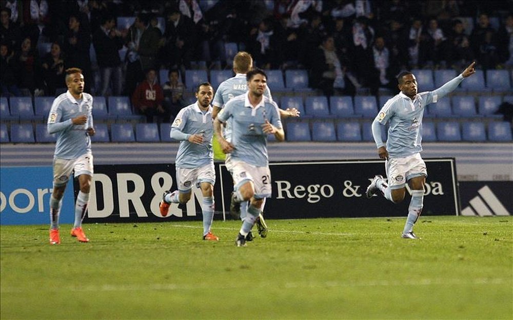 Los jugadores del Celta de Vigo celebran el gol del empate 1-1, marcado por el delantero francés Claudio Beauvue (d), durante el partido frente al Sevilla de la vigésima tercera jornada de Liga que se jugó en el estadio de Balaídos, en Vigo. EFE