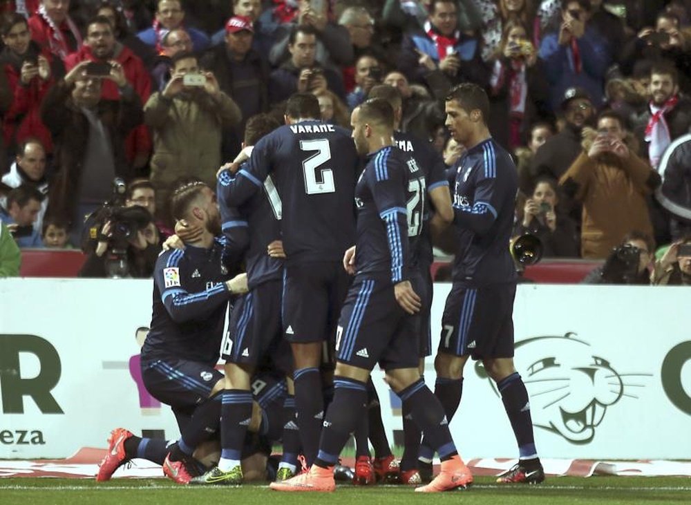 Los jugadores del Real Madrid celebran el segundo gol ante el Granada, durante el partido de Liga en Primera División disputado en el estadio Nuevo Los Cármenes. EFE