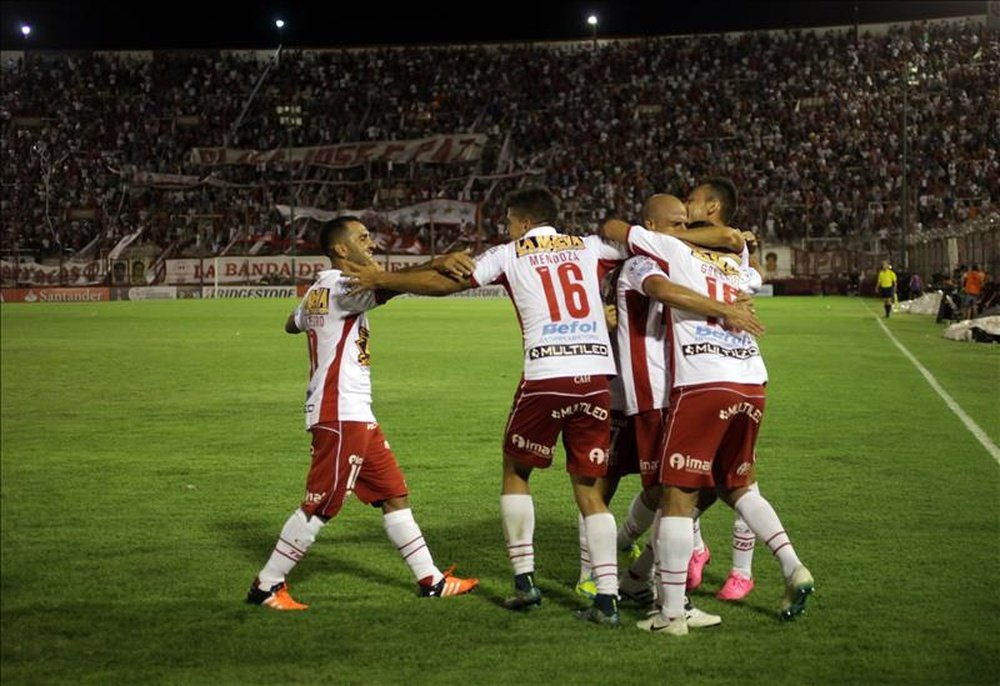 Jugadores de Huracán festejan un gol contra Caracas durante un partido de la primera fase de la Copa Libertadores en el estadio de Huracán Buenos Aires (Argentina) EFE/Archivo