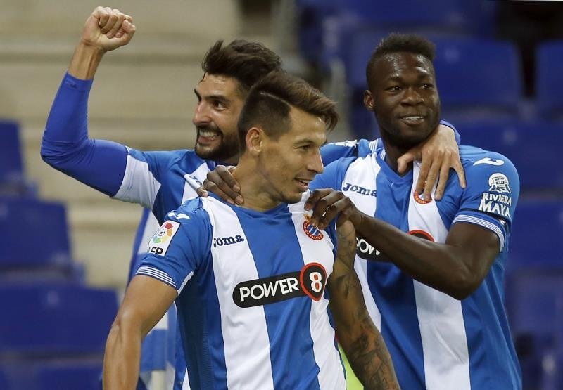 El delantero paraguayo del RCD Espanyol Hernán Pérez (c) celebra un gol junto a sus compañeros Álvaro González (i) y Felipe Caicedo en Cornella-El Prat. EFE/Archivo