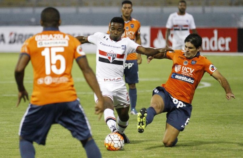 El jugador de Sao Paulo Tiago Mendes Ribeiro (c) disputa el balón con Ciucci Emiliano José (d) de César Vallejo durante un partido de la Copa Libertadores realizado en el estadio Mansiche de Trujillo (Perú). EFE