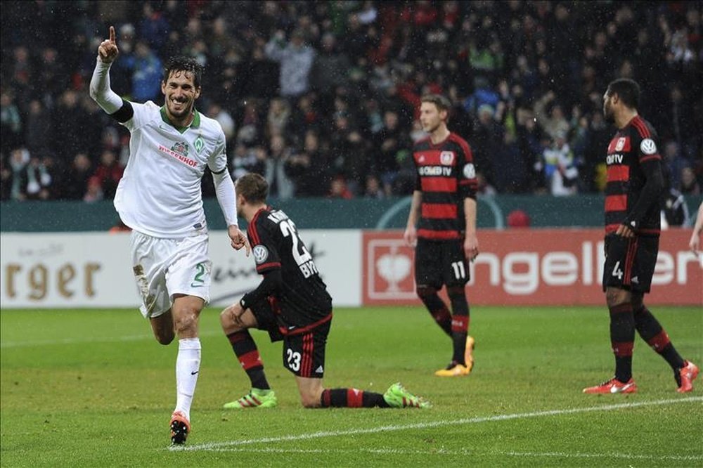 El defensa del Werder Bremen Santiago García (i) celebra un gol marcado ante el Bayer Leverkusen durante el partido de Copa alemana disputado en Leverkusen, Alemania. EFE