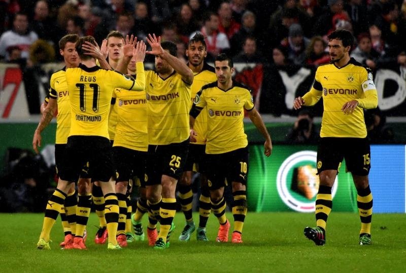 Jugadores de Dortmund celebran una anotación  el 2-0 en los cuartos de final de la copa DFB entre VfB Stuttgart y Borussia Dortmund en Stuttgart (Alemania). EFE