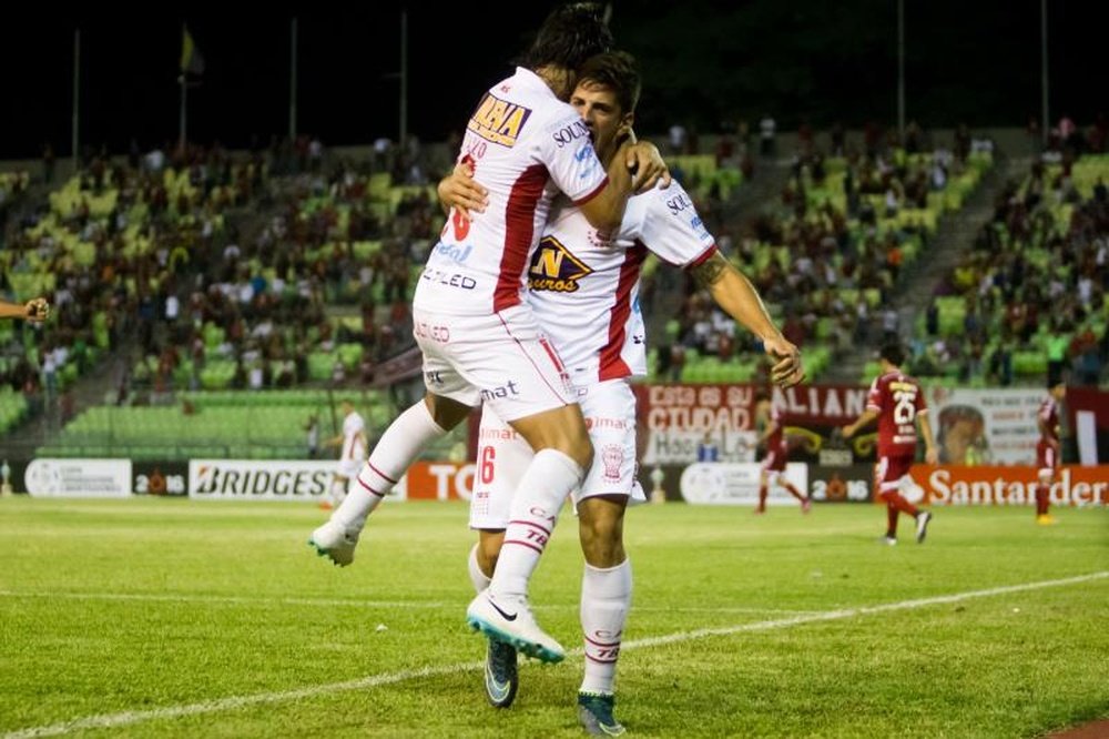 El Diego Mendoza (d) del Huracán celebra un gol anotado ante Caracas FC este 9 de febrero de 2016, durante un partido de la primera fase de la Copa Libertadores en el estadio Olímpico de Caracas (Venezuela). EFE