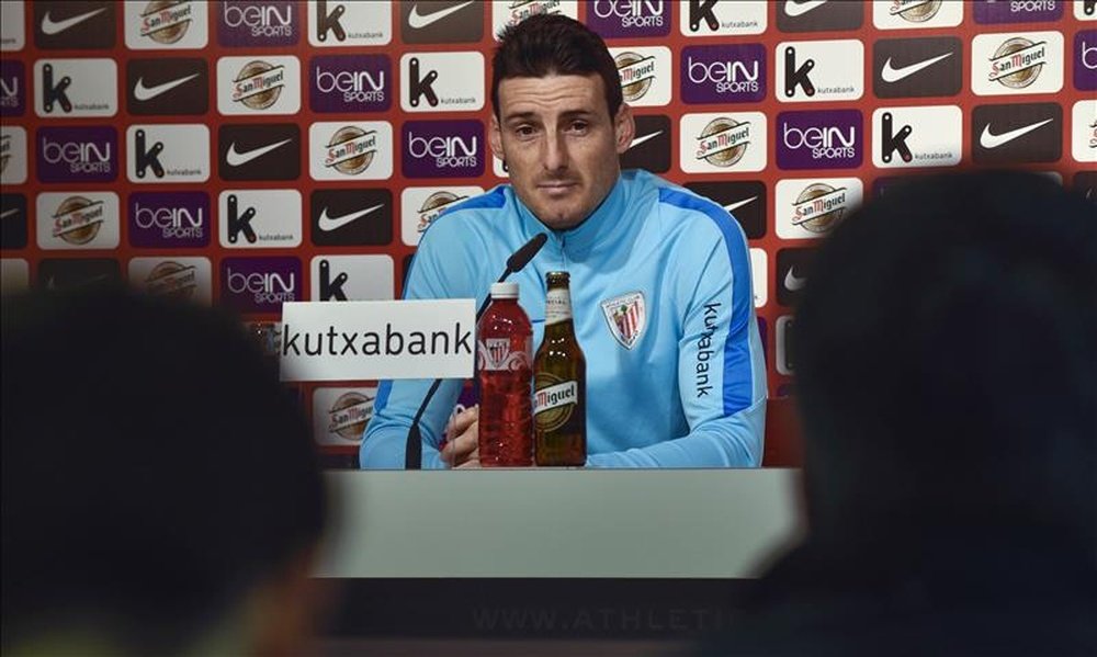 El jugador del Athletic de Bilbao Aritz Aduriz ha comparecido en rudea de prensa tras la sesión de entrenamiento del equipo, el segundo con el que prepara el partido liguero del sábado ante el Real Madrid en el Santiago Bernabéu. EFE