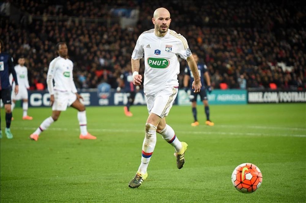 Christophe Jallet del Olympique de Lyon, durante un partido el miércoles 10 de febrero de 2016. EFE