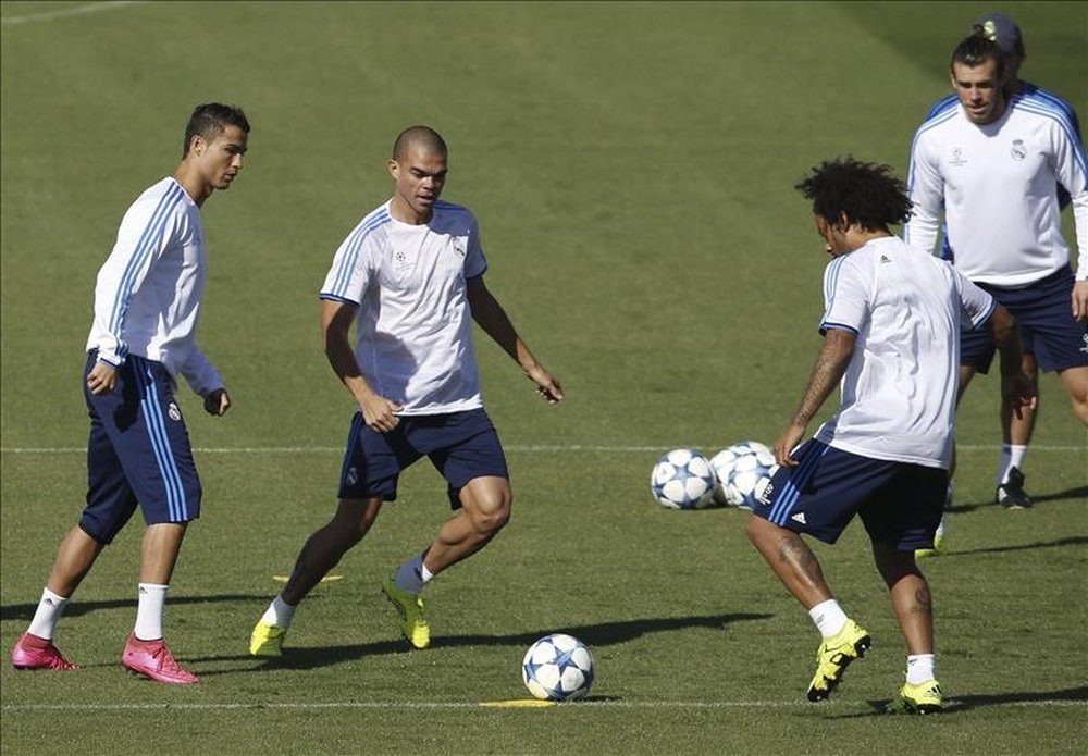 Los jugadores del Real Madrid, Cristiano Ronaldo (i), Pepe (2i), Marcelo (2d), y Gareth Bale (d), durante un entrenamiento. EFE/Archivo