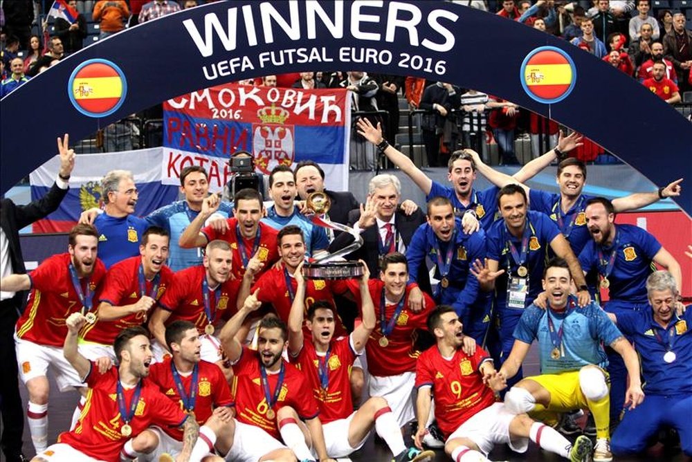 Los jugadores españoles celebran el triunfo en la final del Campeonato de Europa de fútbol sala que se ha jugado en Belgrado, Serbia.EFE/EPA