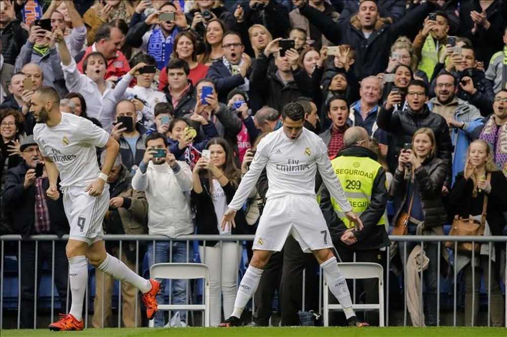 El delantero portugués del Real Madrid Cristiano Ronaldo (d) celebra su primer gol ante el Athletic Club, durante el partido de la vigésima cuarta jornada de liga en Primera División que se disputó en el estadio Santiago Bernabéu. EFE