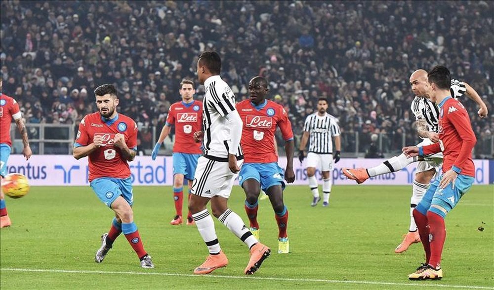El jugador del Juventus Simone Zaza (d) logra el gol del triunfo durante el partido de la Serie A que han jugado Juventus FC y SSC Napoli en el Juventus Stadium de Turín, Italia EFE/EPA