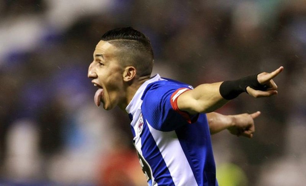 El centrocampista francés del Deportivo, Faycal Fajr, celebra el segundo gol del equipo gallego, durante el encuentro correspondiente a la jornada 24 de primera división, que disputaron frente al Betis en el estadio de Riazor, en A Coruña. EFE