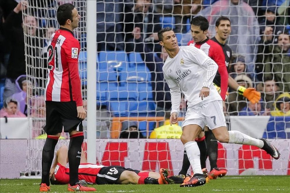 El delantero portugués del Real Madrid Cristiano Ronaldo (c) celebra el cuarto gol de su equipo ante el Athletic Club en el Bernabéu. EFE