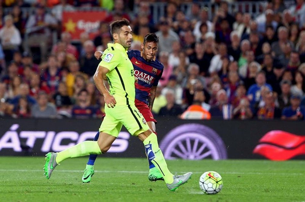 El delantero brasileño del FC Barcelona Neymar da Silva (d) y el defensa del Levante Ángel Trujillo, durante el partido de la cuarta jornada de Liga en Primera División que se disputó en el Camp Nou, en Barcelona. EFE/Archivo